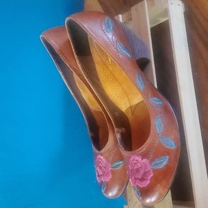Comfy + Cute Vintage Style Floral Pumps (Size 37) tan/camel color